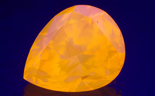 蛍光性ダイヤモンド画像