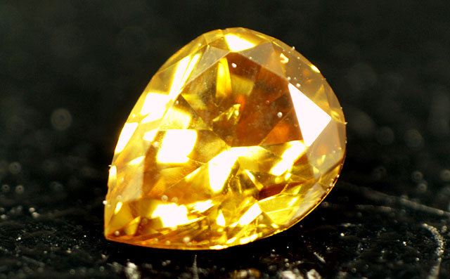 天然(ナチュラル)オレンジイエローダイヤモンド画像