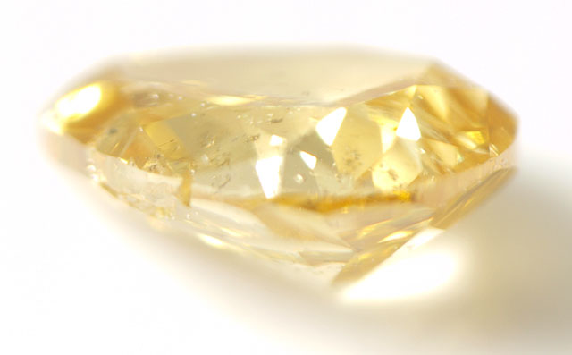 カラーダイヤモンド0,18ct 八角形 蛍光ありイエローオレンジ系 ルース 裸石 蛍光性がオレンジ 】 天然イエローダイヤモンド ルース(裸石