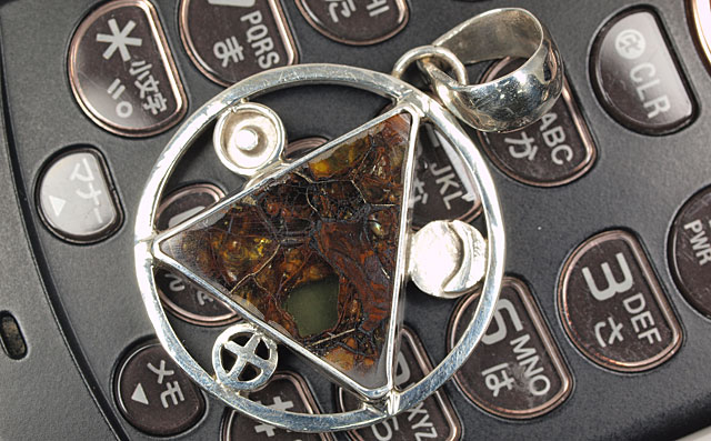 ペリドットを含む隕石画像