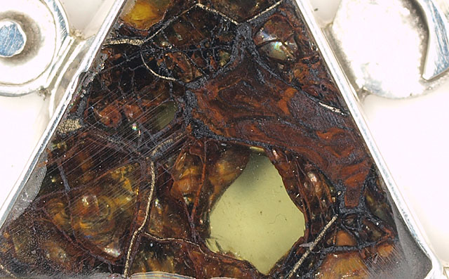 ペリドットを含む隕石画像