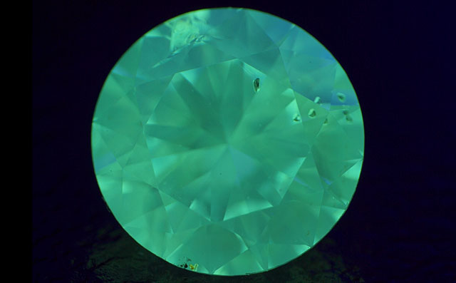 蛍光性ダイヤモンド画像