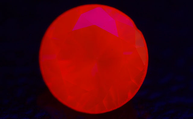 蛍光性ダイヤモンド画像