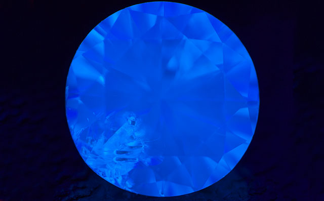 天然ガーネット結晶入りダイヤモンド画像
