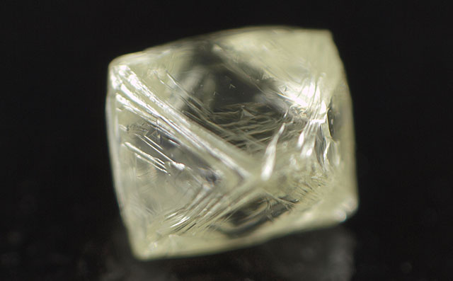 ダイヤモンド原石 ルース 0.26ct 【蛍光性があります】【ほぼ正八面体