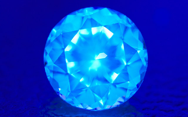 蛍光性ダイヤモンド画像