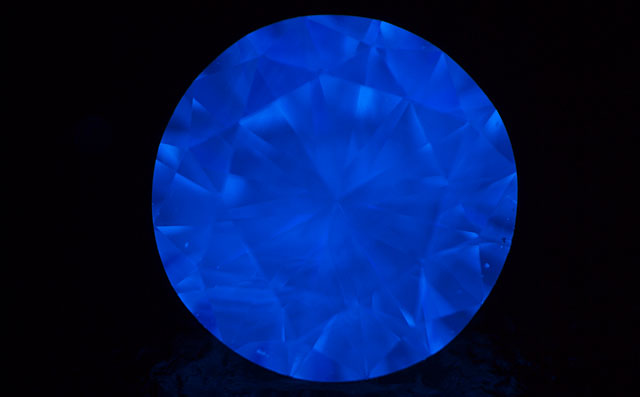 蛍光性ダイヤモンド画像