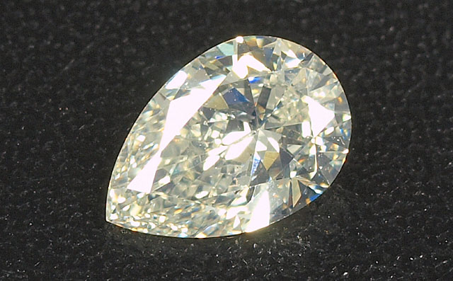 お客様 着用写真 】 天然ダイヤモンド ルース(裸石) 0.603ct, Kカラー, VS2, ペアシェイプ 【 蛍光性がベリーストロングブルー 】  【 中央宝石研究所 】