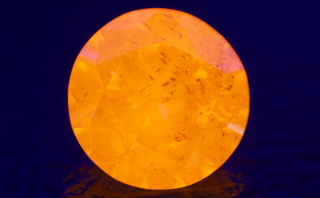 蛍光性ダイヤモンド画像