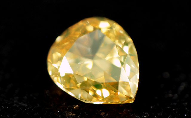 天然(ナチュラル)オレンジイエローダイヤモンド画像