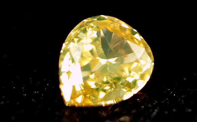 天然(ナチュラル)オレンジイエローダイヤモンド画像