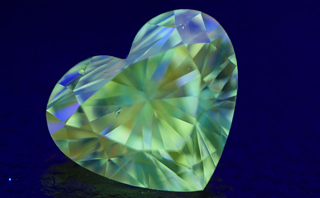 蛍光性ダイヤモンド画像