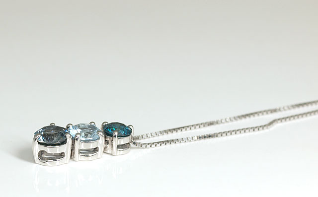 3ストーンペンダントネックレス