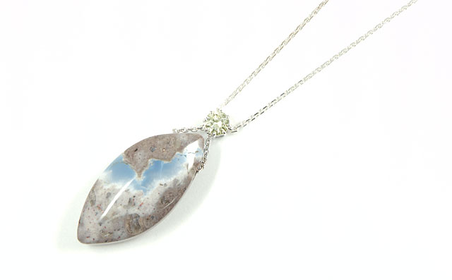 オーウィーオパールペンダントネックレス