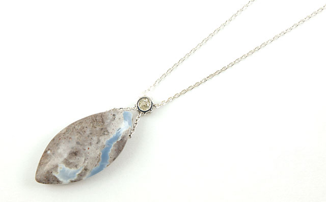 オーウィーオパールペンダントネックレス