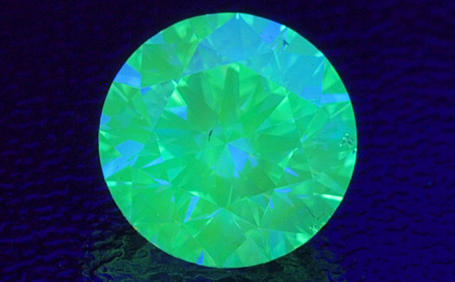蛍光性ダイヤモンド画像