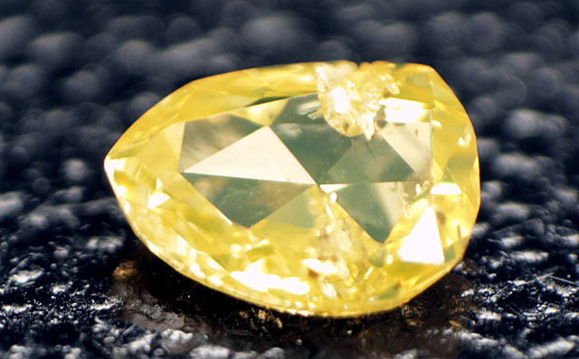 天然(ナチュラル)オレンジイエローダイヤモンド画像