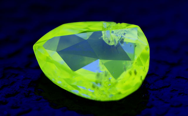 天然(ナチュラル)オレンジイエローダイヤモンド画像