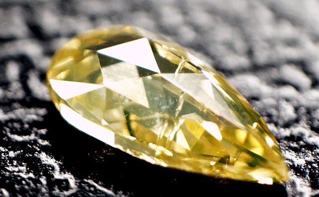 天然(ナチュラル)オレンジイエローダイヤモンド画像