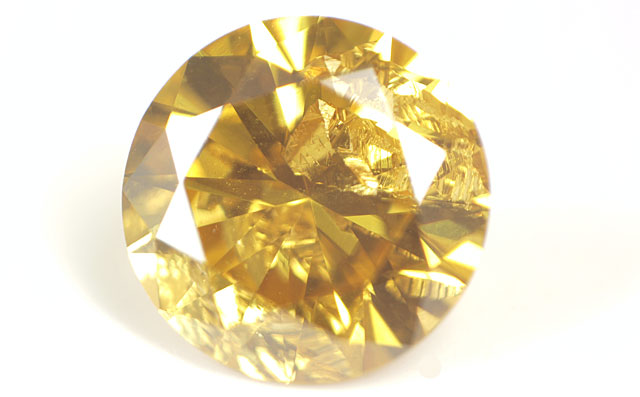 空洞が開いています。 しかもトライゴンが見えます。 】 天然イエロー