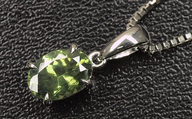 ダークグリーンジルコンPt900ペンダントトップ