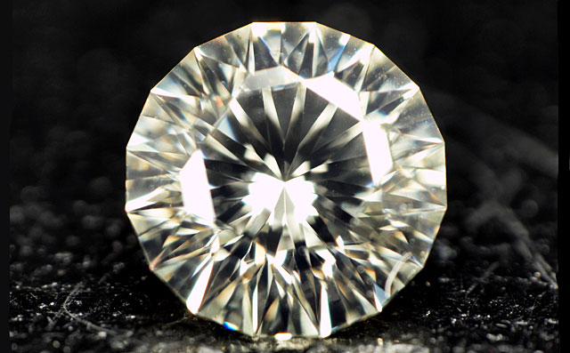 蛍光性ダイヤモンド画像