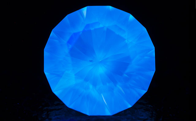 蛍光性ダイヤモンド画像