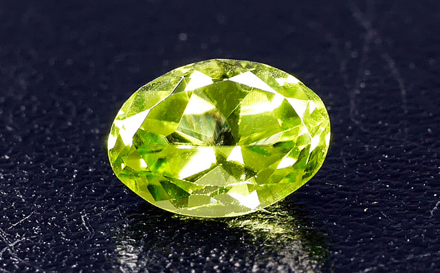 ペリドット ルース(裸石) 0.87ct, オーバル(楕円形) (ペリドート