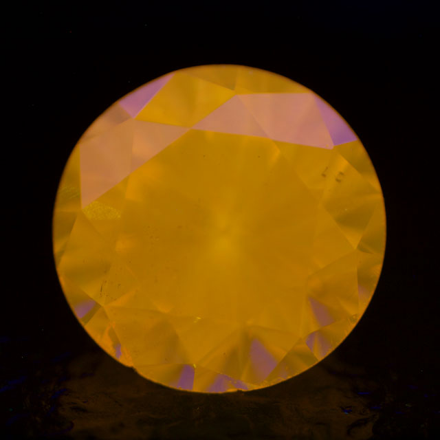 蛍光性がオレンジのダイヤモンドルース画像