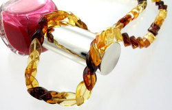 コハク（アンバー）ネックレス