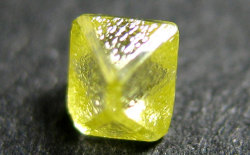 ダイヤモンド原石ラフ