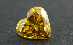 ハートシェイプブリリアントカットヴィヴィッドイエローダイヤモンドルース画像