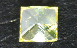 ファンシーインテンスイエローダイヤモンド ルース画像