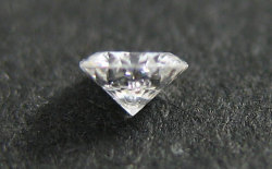 ガーネット結晶入りダイヤモンド画像