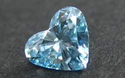 ハートシェイプカットブルーダイヤモンド(トリートメント)ルース画像