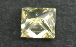 ナチュラルイエローダイヤモンド natural fancy light yellow diamond画像