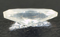 蛍光性ダイヤモンド画像