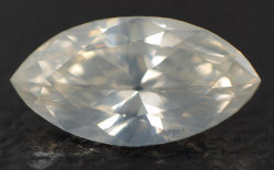 蛍光性ダイヤモンド画像