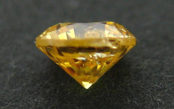 オレンジ・イエローダイヤモンド ガーネット結晶入り