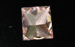 プリンセスカットピンクダイヤモンド画像