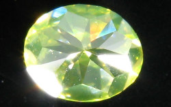 天然(ナチュラル)ファンシー・インテンス・グリーン・イエローダイヤモンド ルース(裸石)画像