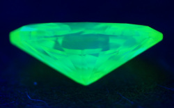 蛍光性ダイヤモンド画像