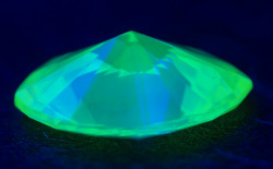 蛍光性ダイヤモンド画像