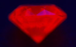 蛍光性ダイヤモンド画像