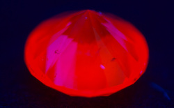 蛍光性ダイヤモンド画像