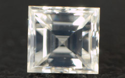 蛍光性ダイヤモンド画像