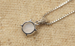 ホワイトムーンストーン・キャッツアイK18WGペンダントネックレス