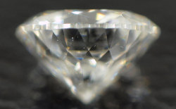 １０６面カット(ラウンド・モディファイド・ブリリアント・カット)ダイヤモンド画像