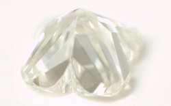 フラワー・モディファイド・ブリリアント・カットダイヤモンド ルース画像