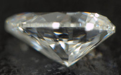 蛍光性ダイヤモンド画像